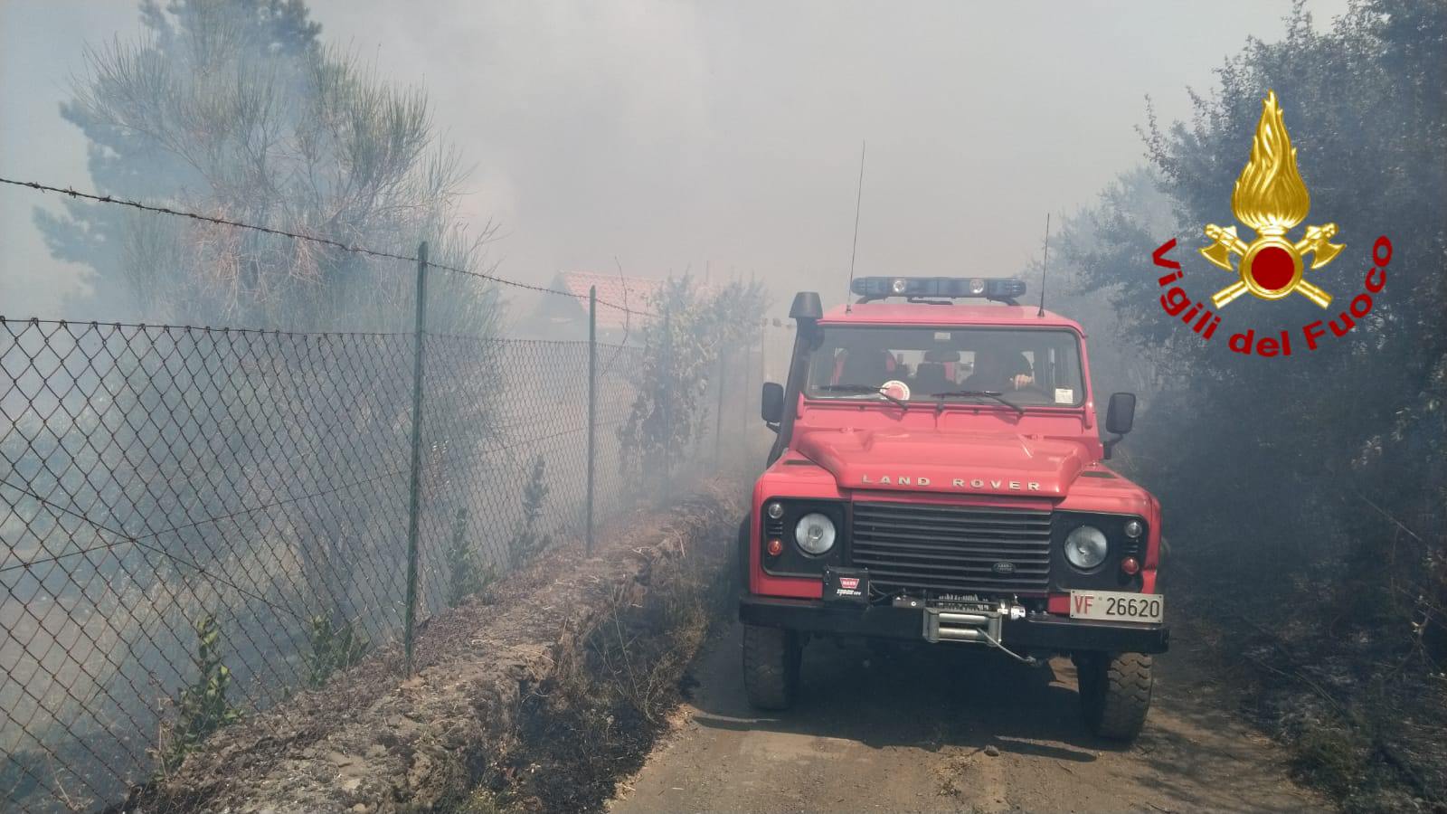 Temperature roventi e venti di scirocco, incendi a Catania e provincia: canadair in azione a Fondachello – FOTO