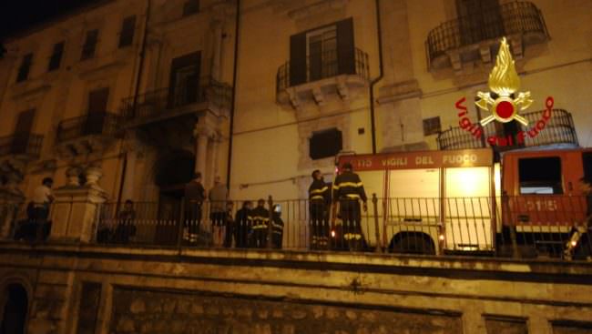 Notte di paura nel Catanese, incendio in appartamento: persone evacuate da balconi e terrazino