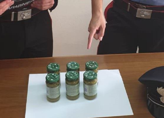 Pazzo del pesto al pistacchio ne ruba 63 barattoli all’Auchan: arrestato 25enne