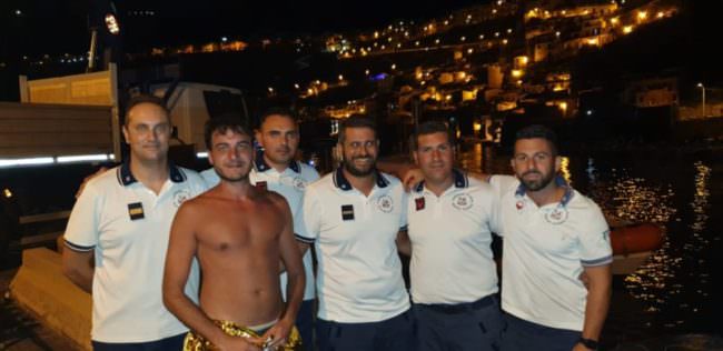 Alla “deriva” col materassino nello Stretto di Messina, tra mezze verità e un po’ di fantasia: i dubbi su cosa è successo