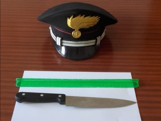 Dramma familiare nel Catanese, 18enne minaccia di uccidere il nonno con coltello: “Lo scanno”