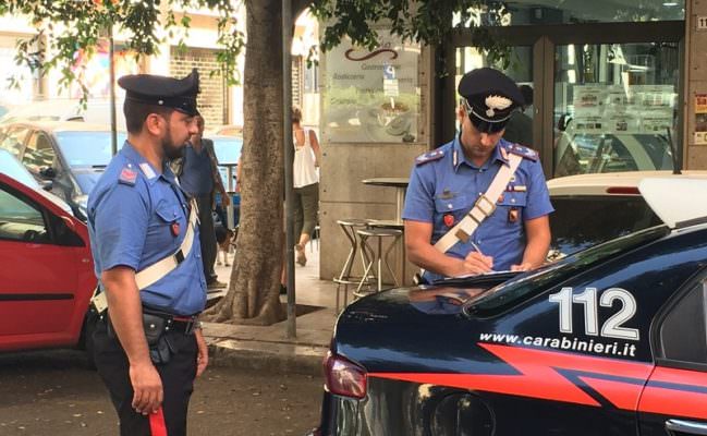 Si introduce a casa di una donna anziana con l’inganno e le sottrae denaro: arrestato 53enne