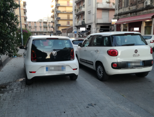 Inciviltà a Catania, auto e moto posteggiati sui marciapiedi: “C’è troppo menefrighismo, siamo nella giungla”