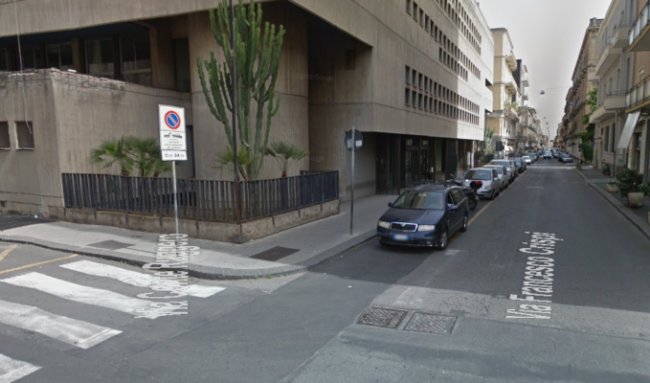 Catania, precedenza non data: tre persone coinvolte, distrutte le auto