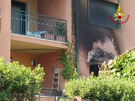Appartamento in fiamme ad Aci Castello, paura per una donna rimasta intrappolata – FOTO e VIDEO