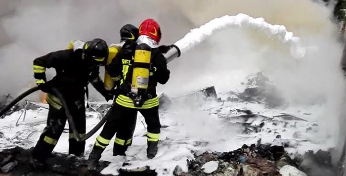 Incendio in un’isola ecologica, esplodono 4 bombole di gas: paura tra passanti e residenti