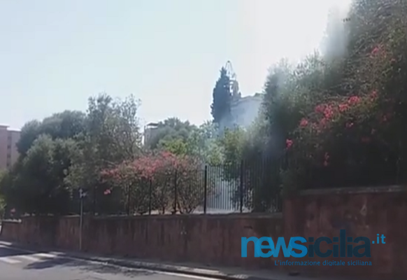 Catania, fiamme al Parco Gioieni: vigili del fuoco in azione – VIDEO