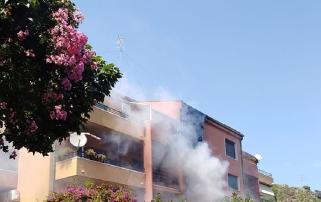 Fiamme in appartamento ad Aci Castello, anziana intrappolata all’interno: salvata dai vigili del fuoco