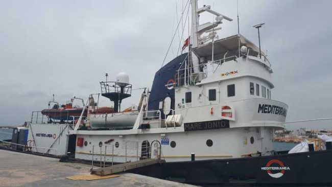 Migranti, il Vescovo Mogavero telefona all’equipaggio di Mare Jonio: “Sono con voi”