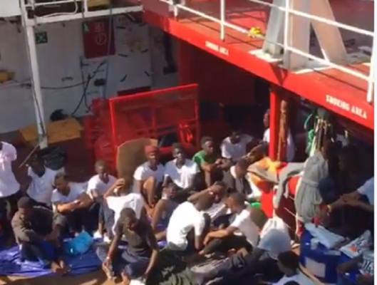 Ocean Viking, in alto mare tra Sicilia e Malta con 356 persone a bordo: “Oltre 100 sono minorenni”