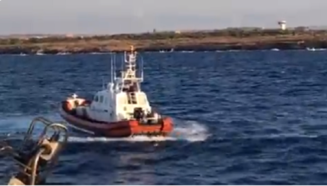 Tensione sulla Open Arms, migrante si getta in mare. Ong: “Inizia il 19esimo giorno di sequestro”
