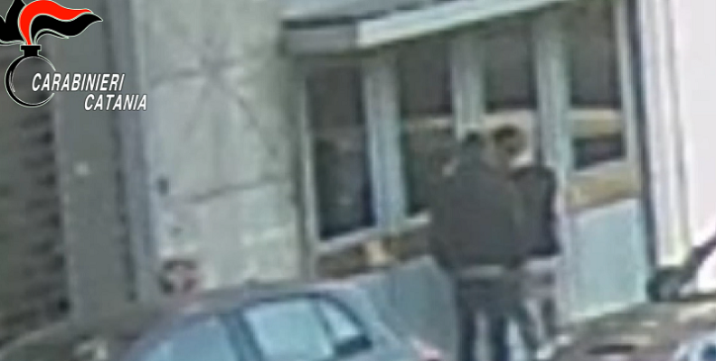 Catania, duplicavano chiavi e rubavano indisturbati nelle case: 3 arresti e una sospensione dell’esercizio – VIDEO