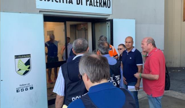 In corso il blitz allo stadio Renzo Barbera: avviato lo sgombero degli uffici dopo l’ordinanza del sindaco