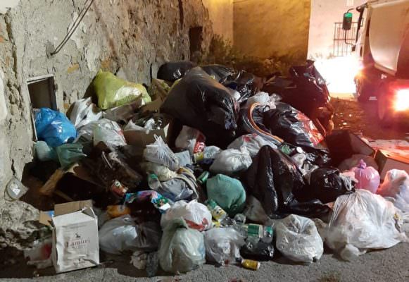 Discariche e rifiuti abbandonati in centro città: 3 squadre in azione per ripulire