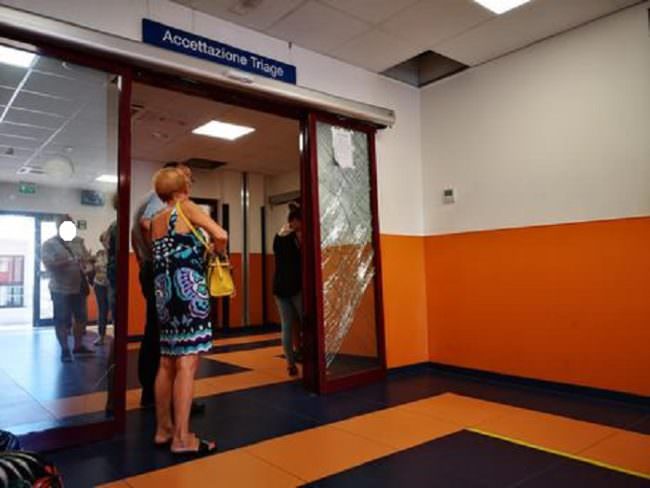 Escalation di violenza al pronto soccorso: prima litiga con il personale, poi sfonda porta d’ingresso