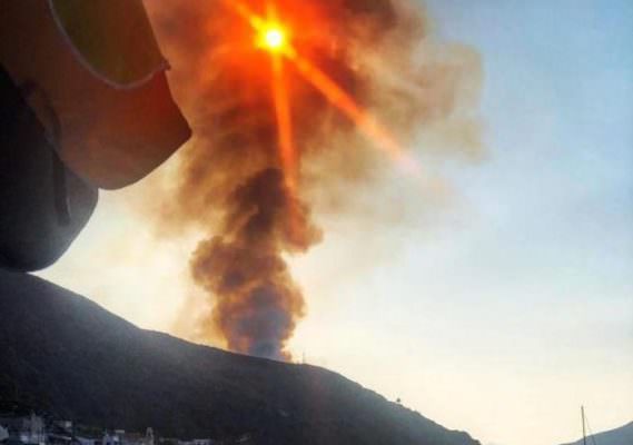 Secondo incendio in poche ore a Lipari, fiamme alte minacciano una casa. Paura per turisti e residenti