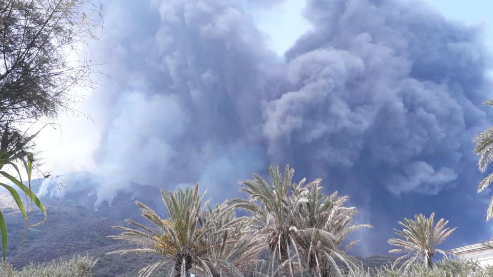 Stromboli, le FOTO dell’eruzione: “Turisti si rifugiano in chiesa per sottrarsi alla pioggia di cenere”