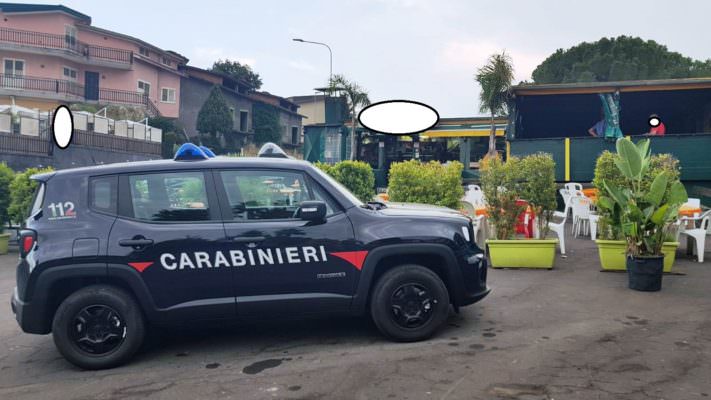 Abusivismo e lavoro in nero, blitz dei carabinieri nel Catanese: nel mirino un ristorante e una panineria