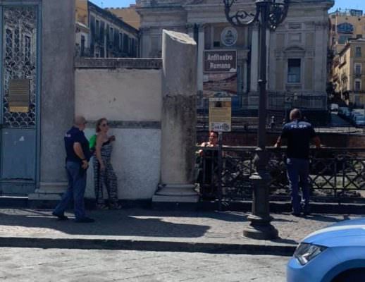Catania, turista “intrappolata” all’interno dell’anfiteatro romano: polemiche e ironia sul web