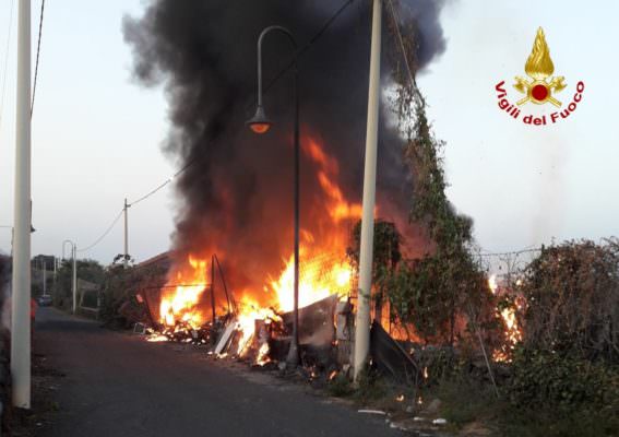 Acireale, fiamme in via della Rinascente: incendio minaccia abitazioni – FOTO e VIDEO