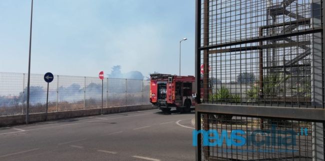 Spento l’incendio a Tremestieri Etneo. Centro Commerciale ‘Le Ginestre’: “Nessun pericolo per i nostri clienti”