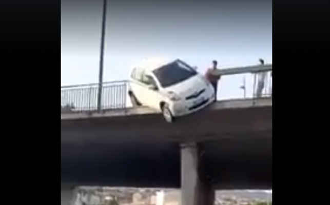 Auto in bilico sul cavalcavia di Ognina, l’incidente spopola sui social network – VIDEO