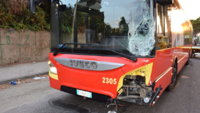 Terribile scontro frontale tra uno scooter e un bus: 27enne in prognosi riservata, interviene elisoccorso