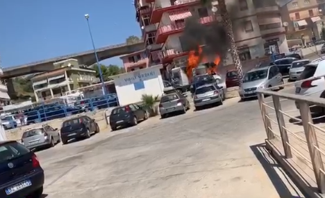 Camper in fiamme all’altezza del Lido Marinella, alta colonna di fumo si sprigiona dal mezzo – VIDEO