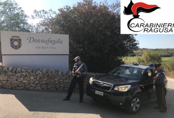 Ladri si intrufolano all’interno di un noto resort per rubare carrube, arrestati dai carabinieri
