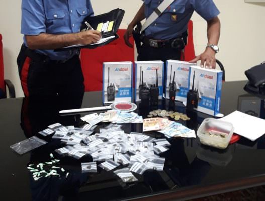 Cocaina, marijuana e hashish nascosti nel sottoscala: si cercano i responsabili