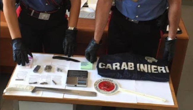 Sorpreso in casa con hashish e marijuana: nascondeva tutto in un sacchetto di cellophane