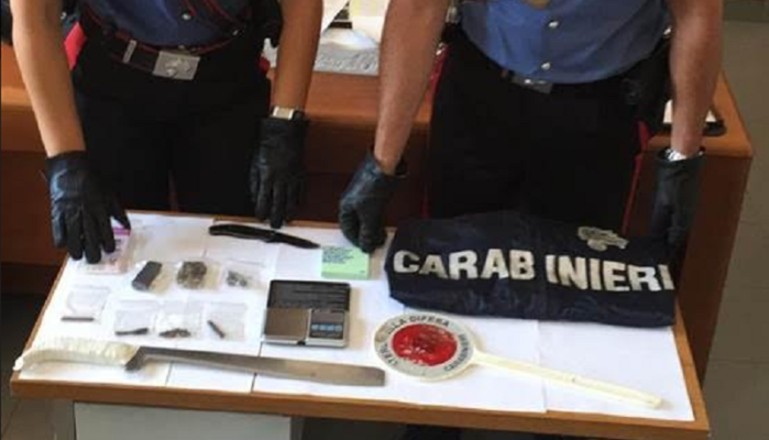 Sorpreso in casa con hashish e marijuana: nascondeva tutto in un sacchetto di cellophane