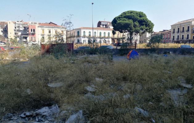 Catania, degrado in piazza della Repubblica. Parisi: “Abbandono ed emergenza sociale” – FOTO