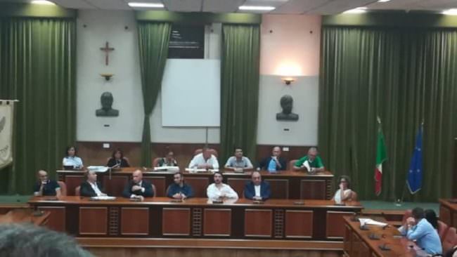 Lentini, un’aula consiliare gremita per dire “No” alla discarica di contrada Armicci
