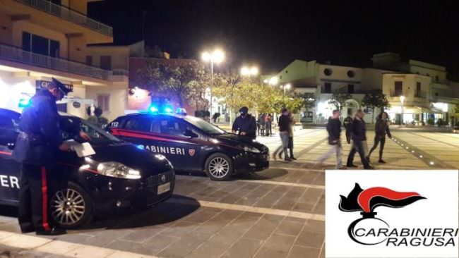 Ubriaco impaurisce i passanti rovesciando tavoli e fioriere, all’arrivo dei militari li aggredisce