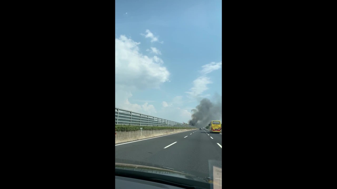 Mezzo pesante in fiamme sulla A1