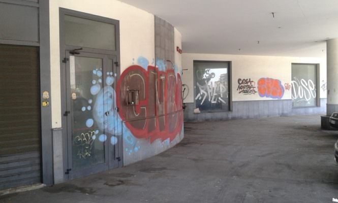 Immobile piazza Borsellino di Catania abbandonato, riparo per senza tetto e vittima di attacchi vandalici