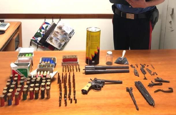 Armi e munizioni illegalmente detenute in mansarda: in manette 68enne