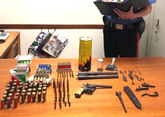 Arsenale in mansarda, pistola, fucili e munizioni detenuti illegalmente: arrestato 68enne