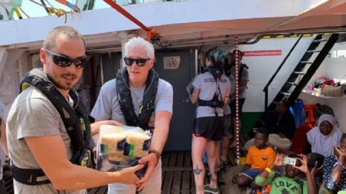 Richard Gere e Chef Rubio a Lampedusa a sostegno della Open Arms: porto sicuro per i 121 migranti