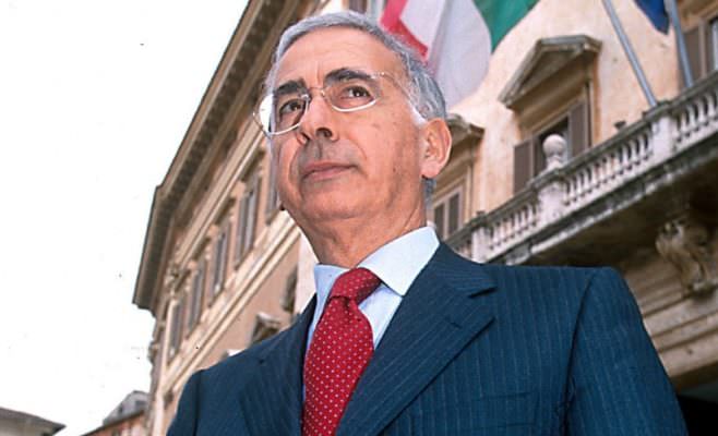 Precipita dal balcone e finisce su una tettoia: morto l’ex Prefetto Giovanni Finazzo. È giallo sulla vicenda