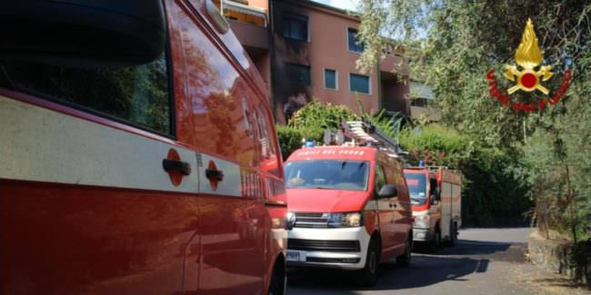 Appicca incendio nella sua abitazione, panico tra i residenti: denunciato un 39enne
