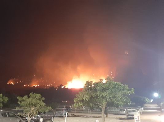 Brucia il borgo di Scopello e Lido Valderice, agenti fanno evacuare i residenti