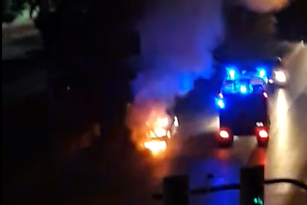 Incendio in viale Teracati, auto viene fagocitata dalle fiamme: vigili del fuoco sul posto – VIDEO