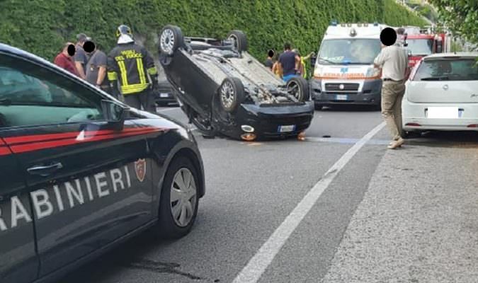 Incidente a Letojanni, a tutta velocità contro auto parcheggiata: 500 cappotta, illesa coppia di turisti