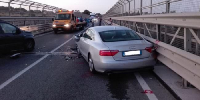 Scontro frontale tra 2 auto con testacoda sul viadotto, donna ferita e traffico bloccato