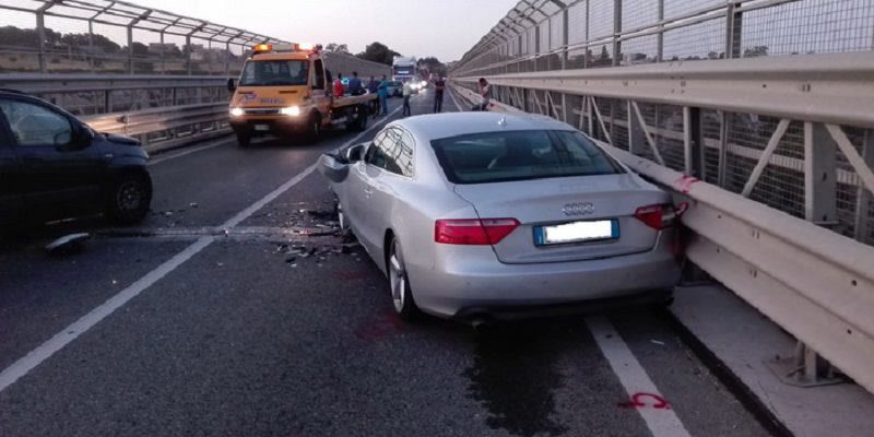 Scontro frontale tra 2 auto con testacoda sul viadotto, donna ferita e traffico bloccato