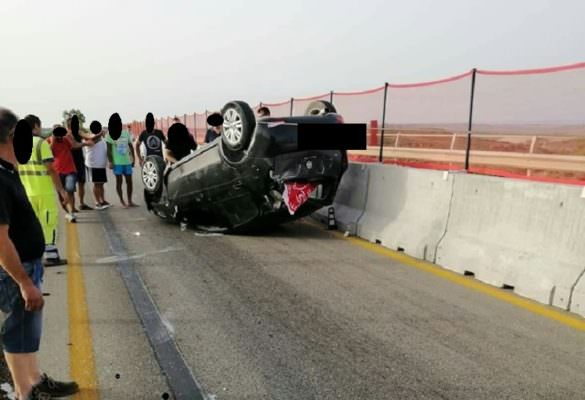 Pauroso incidente stradale, perde il controllo dell’auto e si ribalta sullo spartitraffico: circolazione in tilt