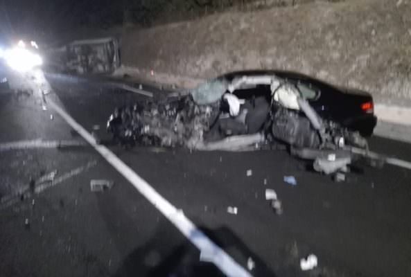Violento scontro tra due mezzi: camioncino dei gelati si ribalta, la Bmw si schianta: due feriti