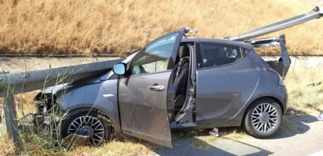Incidente sulla SS 189, auto infilzata da guardrail: famiglia miracolosamente illesa